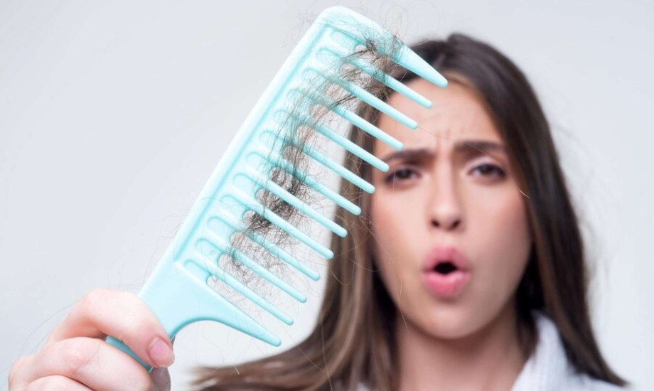 العلاقة بين تساقط الشعر والحالة النفسية