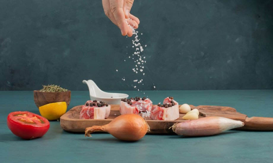 ماذا يحدث للجسم عند تناول كمية كبيرة من الملح؟