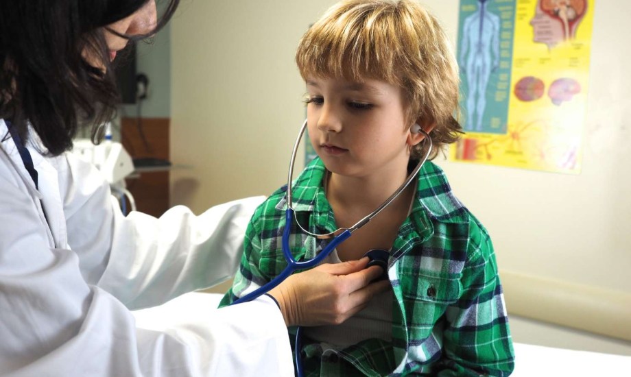 الأسباب الشائعة وطرق العلاج لـ آلام الصدر عند الأطفال