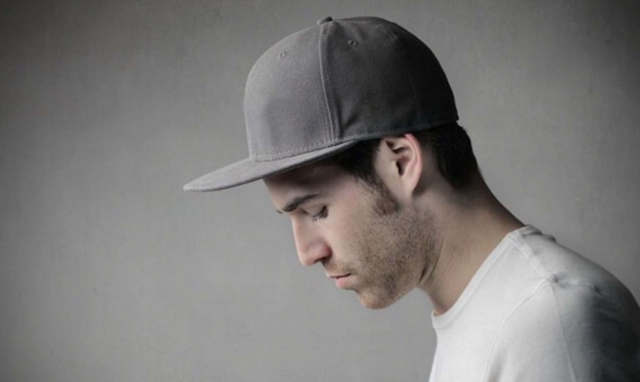 هل ارتداء القبعات يومياً يسبب تساقط الشعر؟