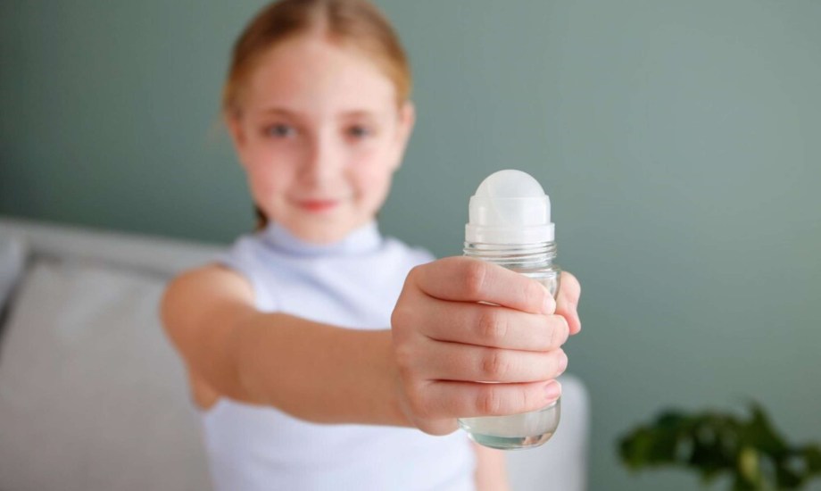 أنواع مزيل العرق المناسب لطفلك والطريقة الصحيحة لاستخدامه