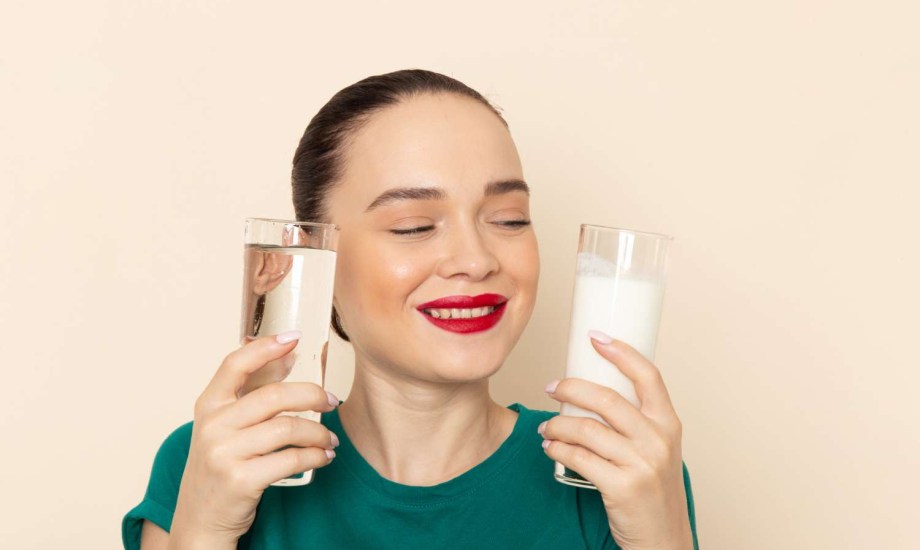 الحليب أم الماء أيهما أفضل لخلط مسحوق البروتين؟