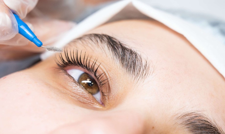 تقنية رفع الرموش.. الأنواع والآثار الجانبية