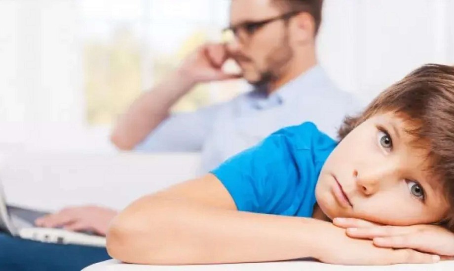 كيف تكتشف أن طفلك يعاني من الإهمال العاطفي؟