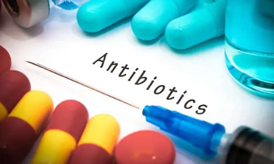 ماذا يحدث عند تناول جرعة كبيرة من المضادات الحيوية في يوم واحد؟