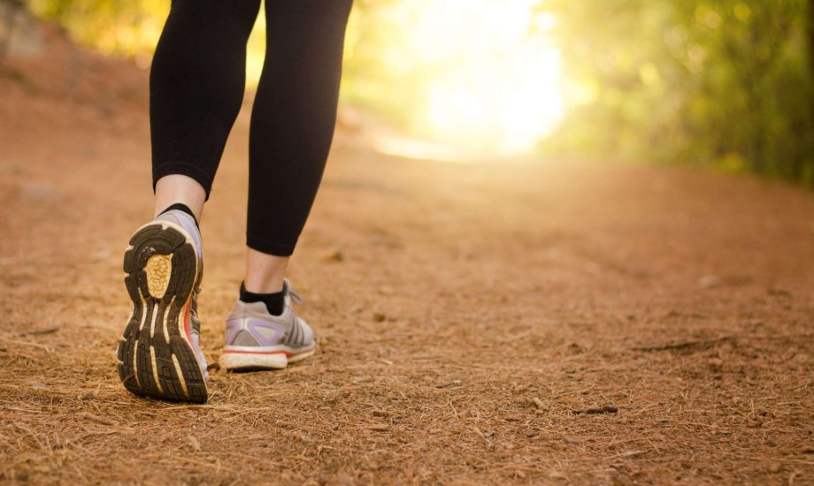 فوائد المشي المائل