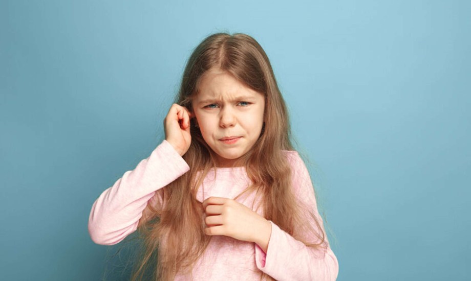 أسباب  التهاب الأذن عند الأطفال وعلاجات منزلية لتخفيفها