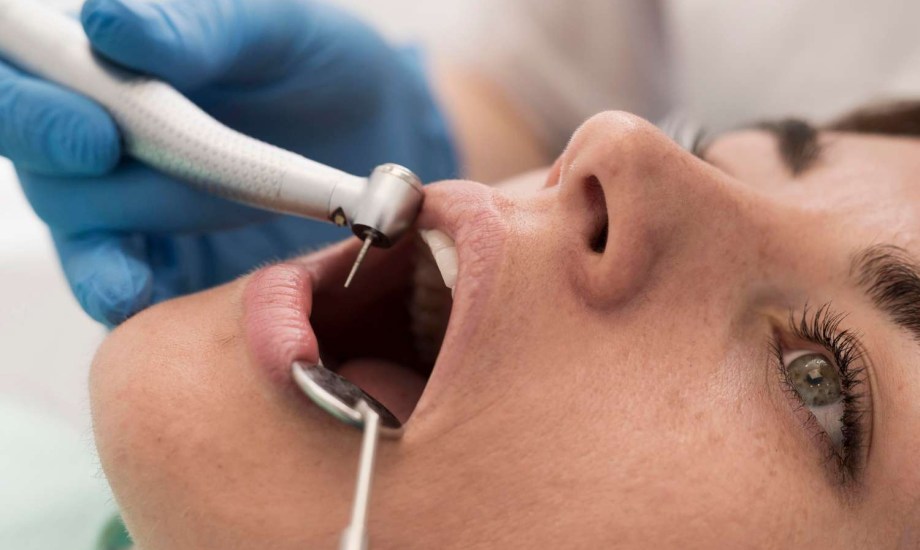 ماذا يحدث في عملية ترقيع اللثة؟