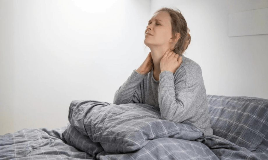 أفضل طريقة لاختيار وسادة النوم لتقليل آلام الرقبة