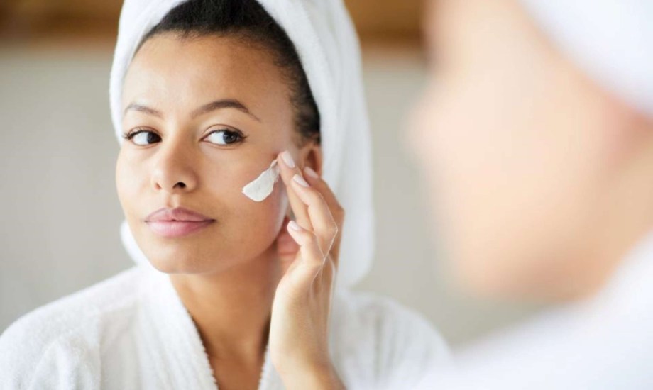 خرافات شائعة عن البشرة الدهنية يجب تصحيحها