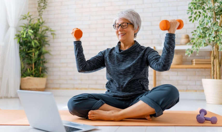 10 تمارين منزلية بأوزان الحديد لبناء العضلات وفقدان الوزن