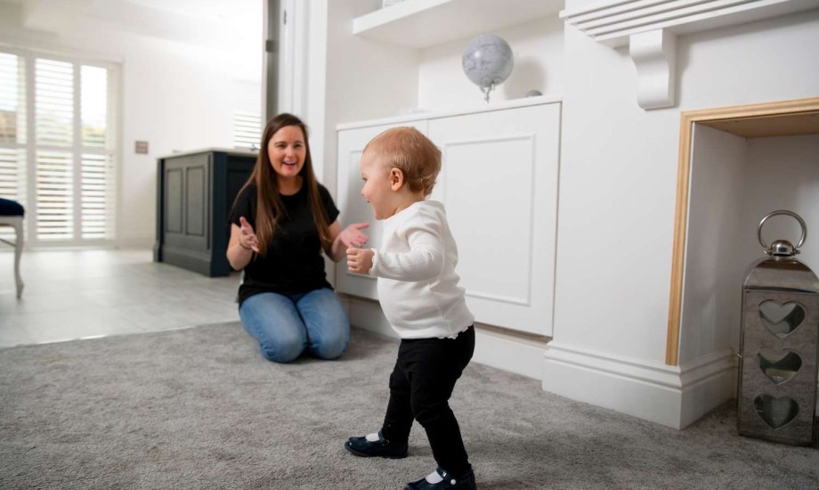 متى يبدأ الأطفال في التصفيق والتلويح والإشارة؟