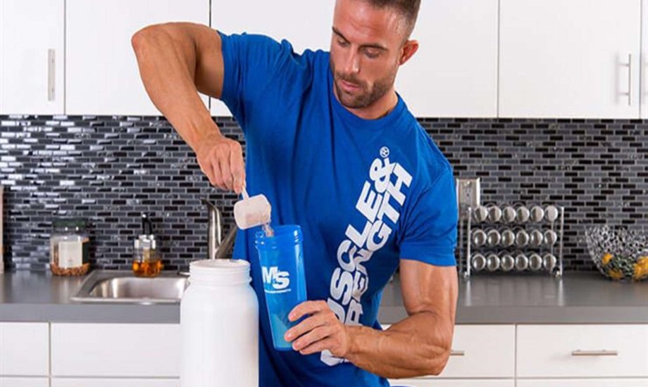 أفضل 8 أنواع من مسحوق البروتين للرجال