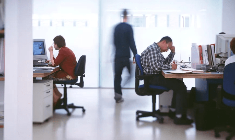 الجلوس لفترات طويلة يضاعف خطر الإصابة بمرض الزهايمر