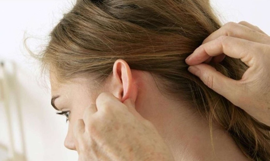  لماذا يجب أن تنتبه لتنظيف خلف أذنيك أثناء الاستحمام؟