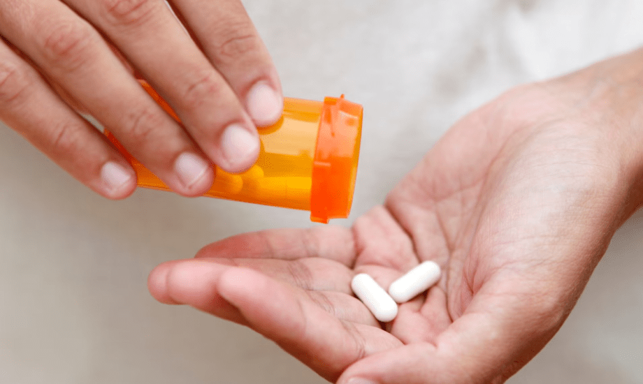 الإيزوتريتينوين لعلاج حب الشباب وآثاره الجانبية