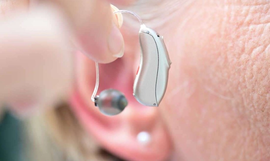 دراسة تحذر من مخاطر أجهزة السمع التي تباع دون وصفة