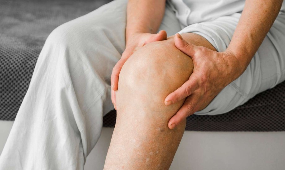 تقنية جديدة لعلاج آلام الركبة عن طريق الأذن