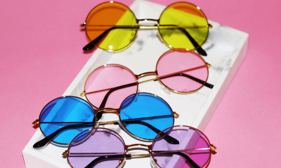 فوائد ارتداء نظارات الشمس الملونة وكيفية اختيار اللون المناسب 