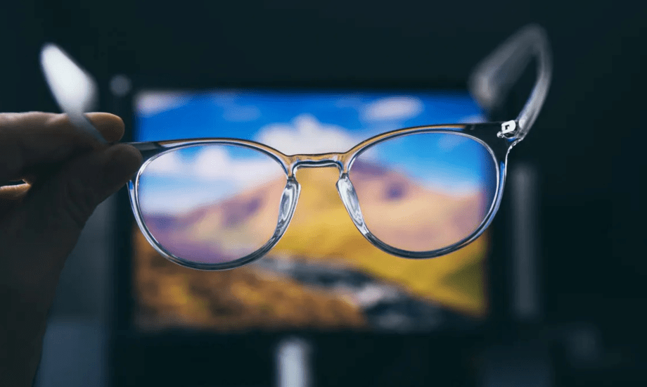 فوائد نظارات تصفية الضوء الأزرق وبدائل لتقليل إجهاد العين