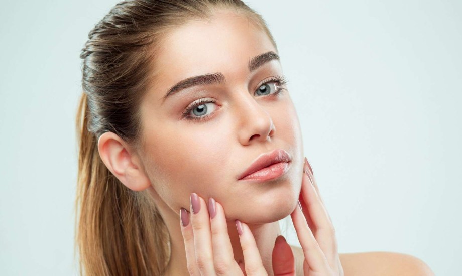 أخطاء يجب تجنبها عن وضع طبقات العناية بالبشرة