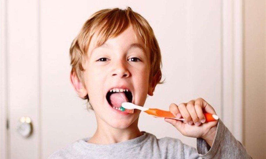متى نبدأ باستخدام معجون الأسنان بالفلورايد للأطفال؟