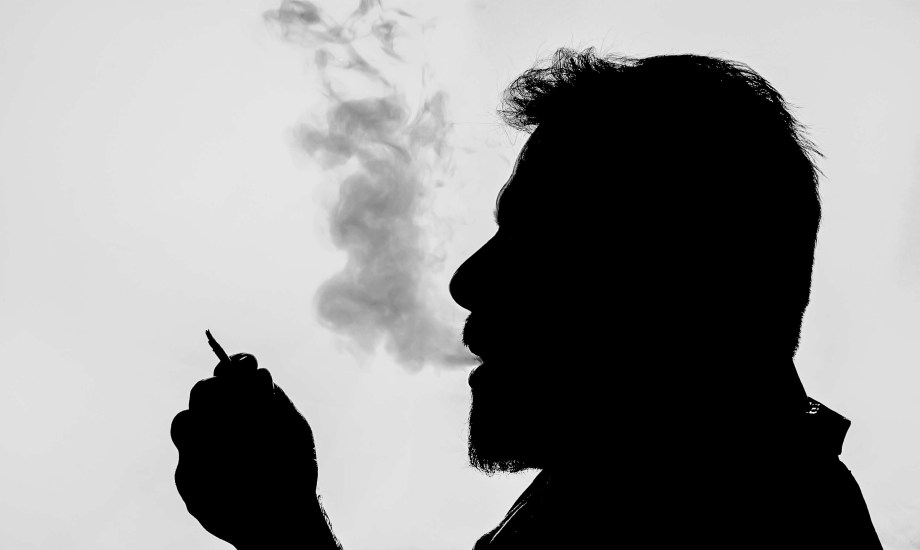 آثار التدخين على العين