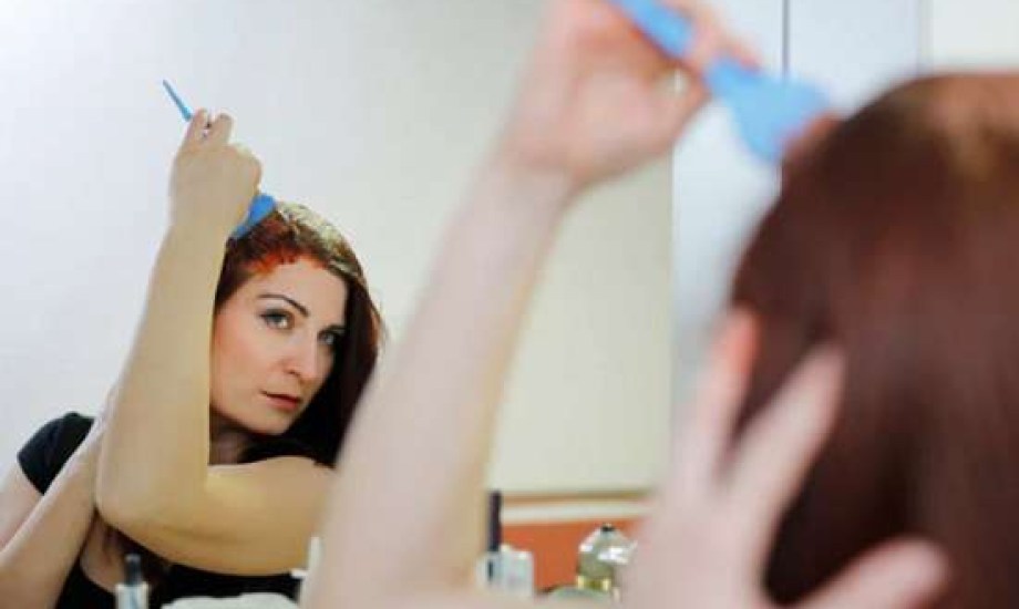 كيف تتصرفين إذا دخلت صبغة الشعر في عينيك