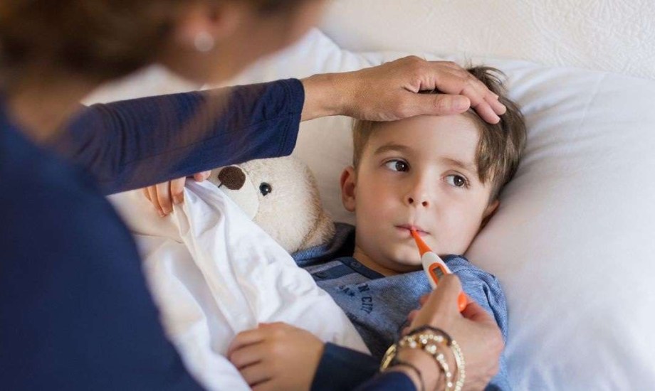 كيف تتعامل مع الحمى غير المبررة عند الأطفال؟
