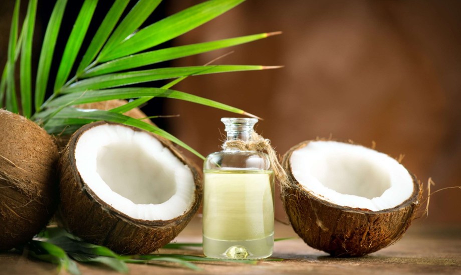 كيف تستخدمين زيت جوز الهند لعلاج جفاف الشفايف؟