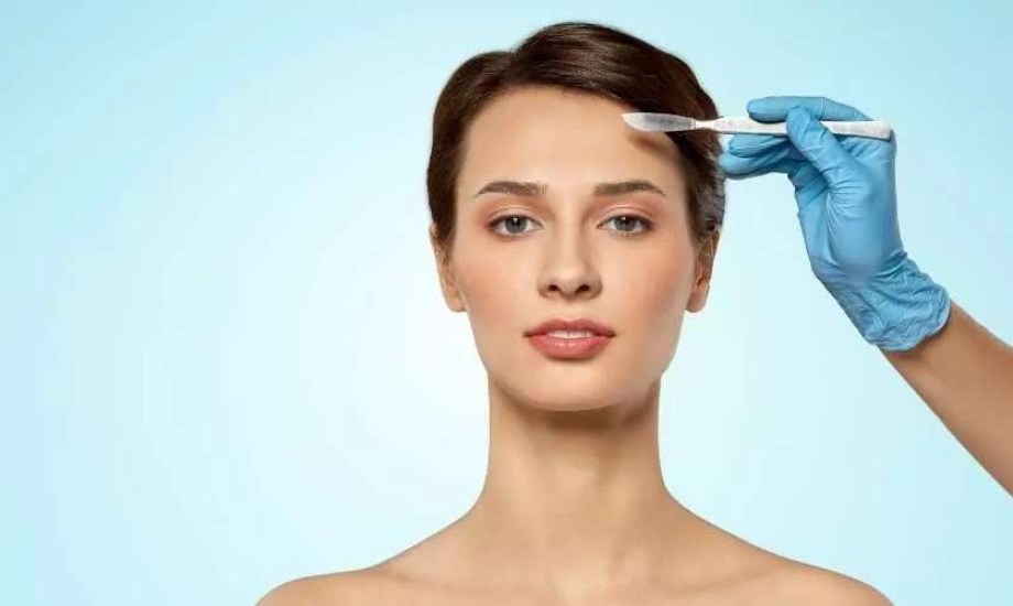 حلاقة شعر الوجه للنساء.. فوائد جمالية ومخاطر تخفيها الشفرات