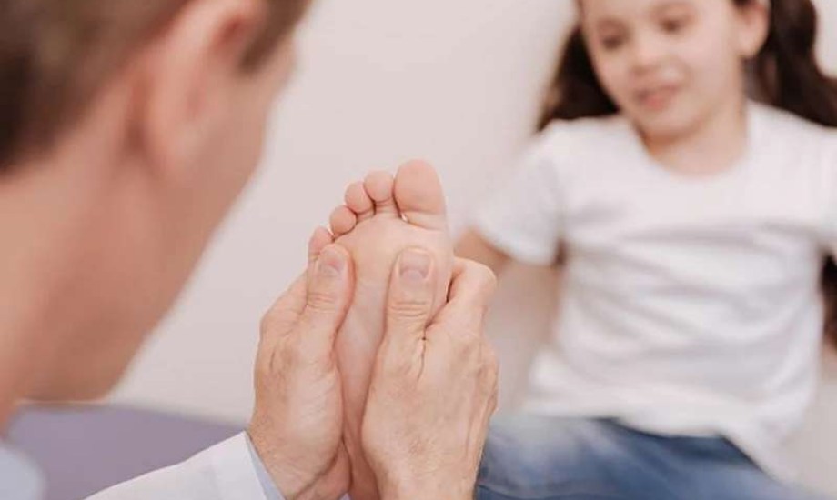 8 أعراض لمتلازمة تململ الساقين عند الأطفال