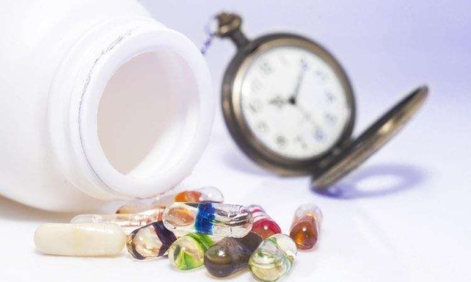 ماذا يحدث عند تناول الأدوية على معدة فارغة؟