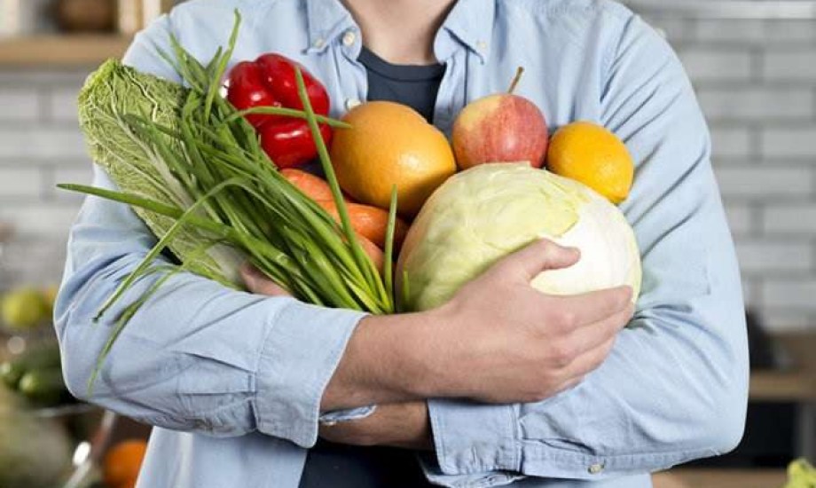 الرجال يخجلون من الأكل النباتي أمام أصدقائهم