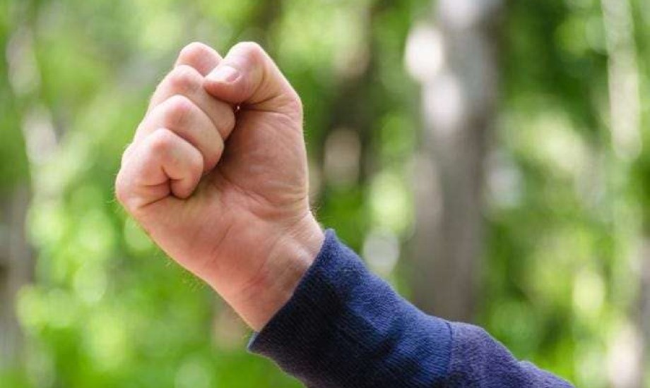 ليس مجرد ضعف عادي.. لماذا يجب أن ينبهك تراجع قوة قبضتك؟