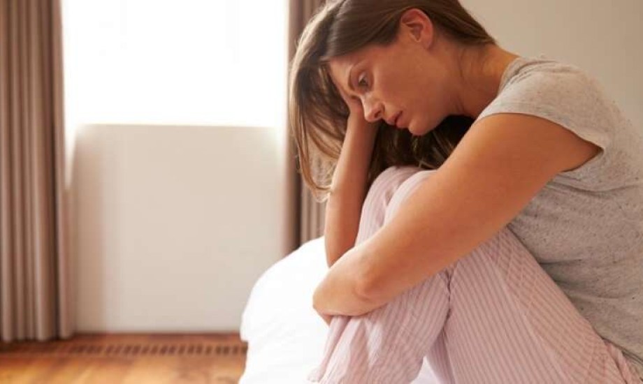 لماذا تشعرين بالاكتئاب أثناء الدورة الشهرية؟