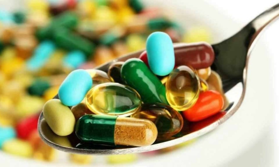 من الأرق إلى تلف الكبد.. مخاطر لا تعرفها عن جرعات الفيتامينات الزائدة