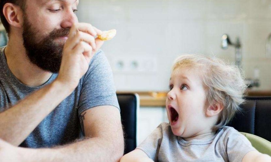 الآباء يساهمون في تشكيل عادات الأكل لدى أطفالهم