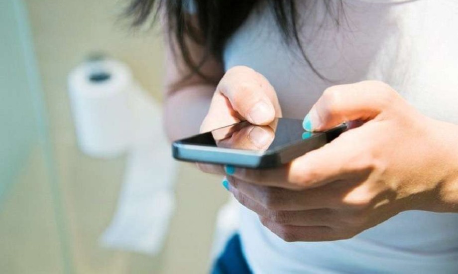 الإشريكية القولونية.. خطر خفي في هاتفك عند دخول الحمام!