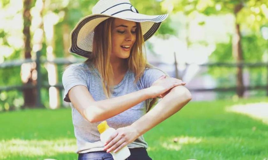 هل يكفي وضع واقي الشمس مرة واحدة في اليوم؟