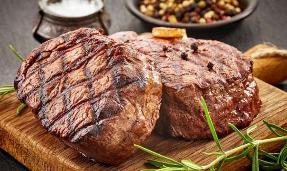 رجل يتوفى بعد تناول لحم البقر 