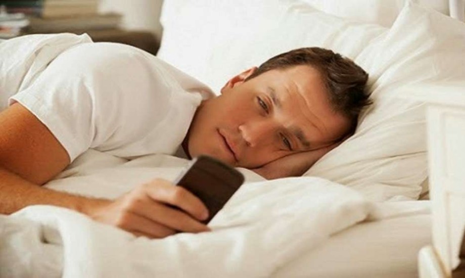 النوم أمام التلفزيون أو الهاتف يسبب زيادة الوزن