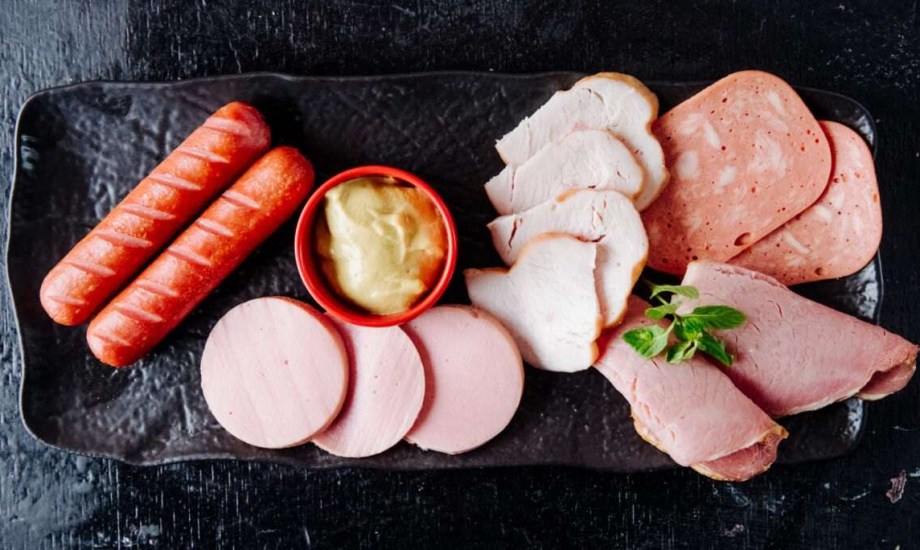 من الهوت دوج إلى المشروبات الغازية.. كيف تدمر الأطعمة المصنعة صحتك ببطء؟