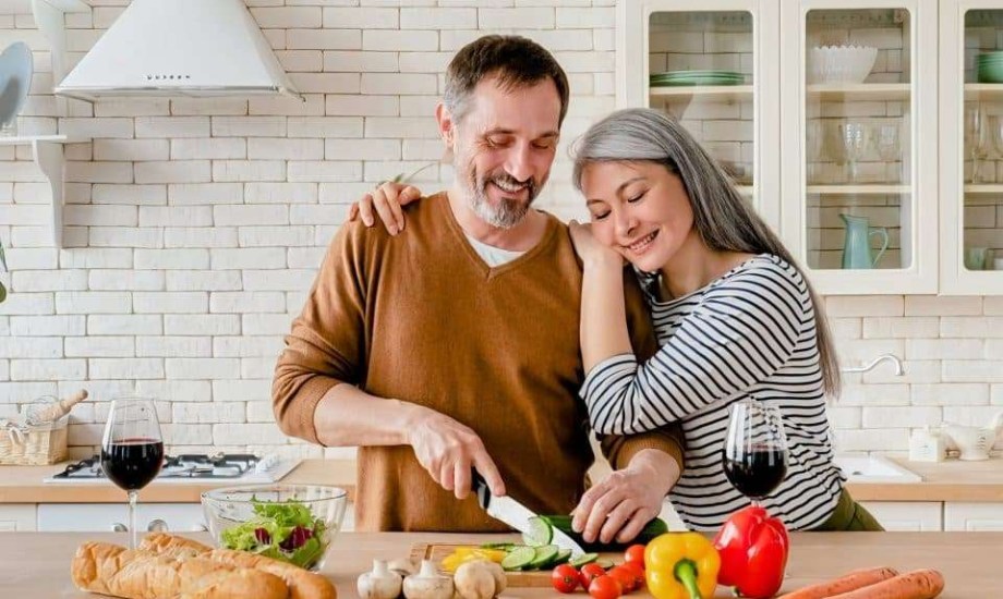 منتصف العمر بوابة الشيخوخة الصحية.. دليل التغذية المثالية بعد الأربعين