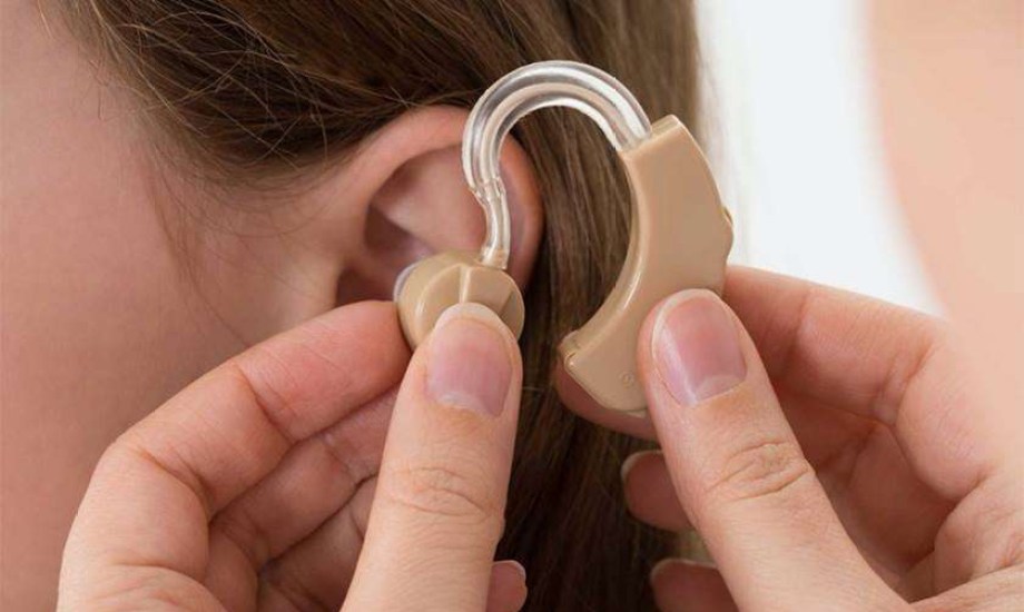 أجهزة السمع تحارب العزلة الاجتماعية وتحسن جودة الحياة