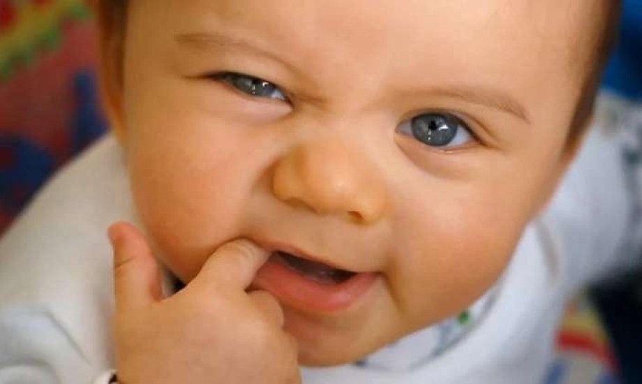 كيف تساعدين طفلك على تخطي آلام التسنين؟ 7 نصائح فعالة