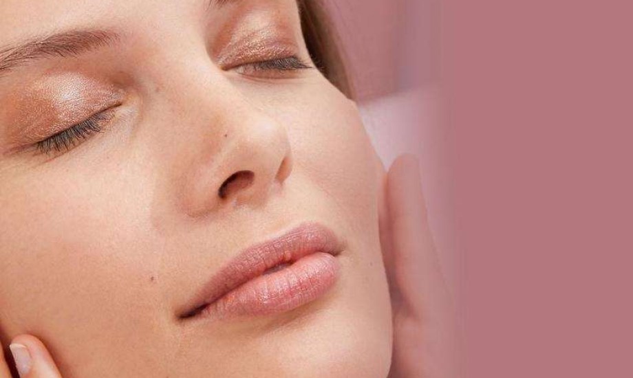 السر وراء نجاح روتين العناية بالبشرة: هل يجب الالتزام بعلامة تجارية واحدة؟