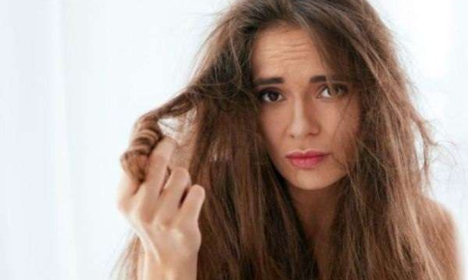 4 نصائح ذهبية لترطيب شعرك واستعادة لمعانه