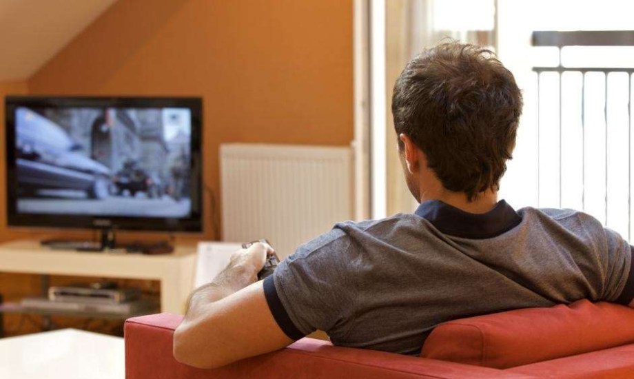 الجلوس أمام التلفزيون يزيد خطر أورام القولون لدى الشباب