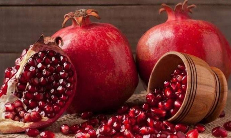 لصحة قلبك وعقلك.. اكتشف الفاكهة الأقوى بين الرمان والتوت الأزرق